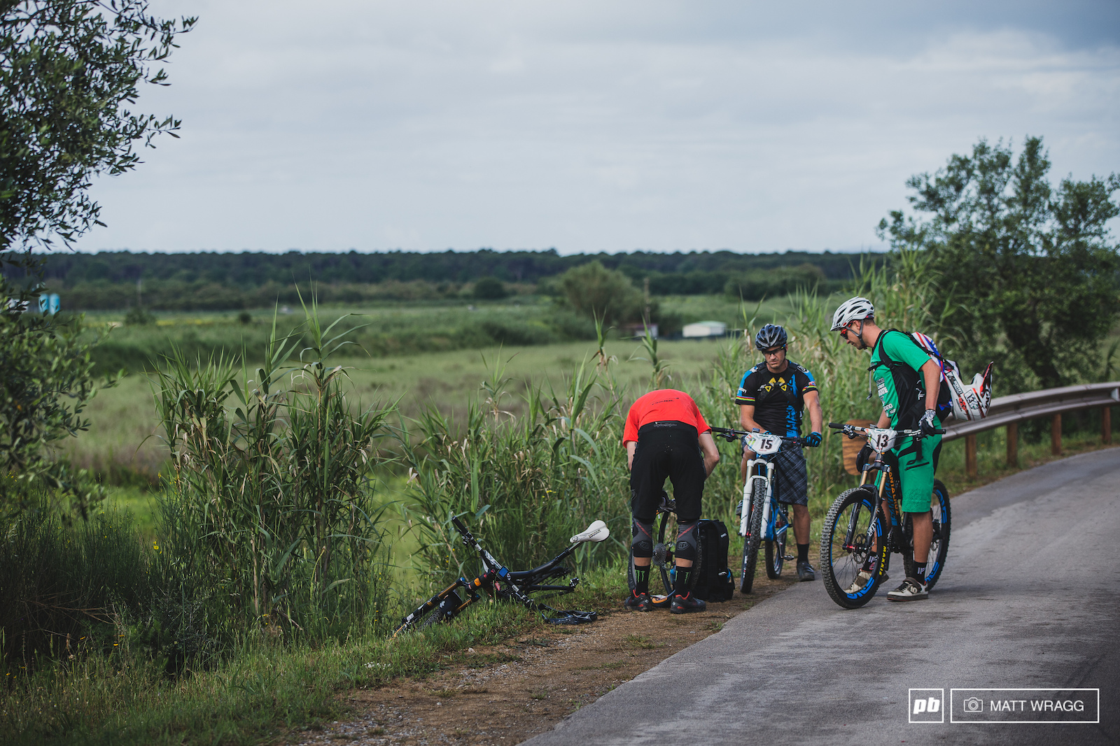 Steve Peat didn t get far from the start before his first puncture - I m not sure how he managed to flat on a road transfer but Greg Minnaar and Brian Lopes were there for moral support.