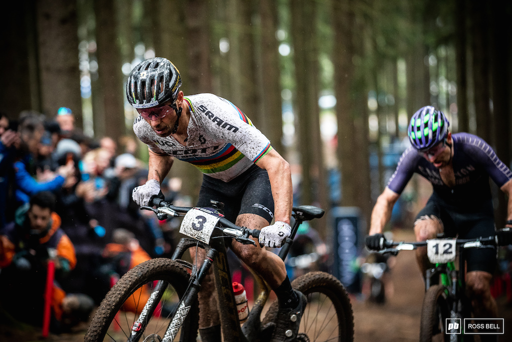 Nino Schurter trying to break free of Luca Scwarzbauer.