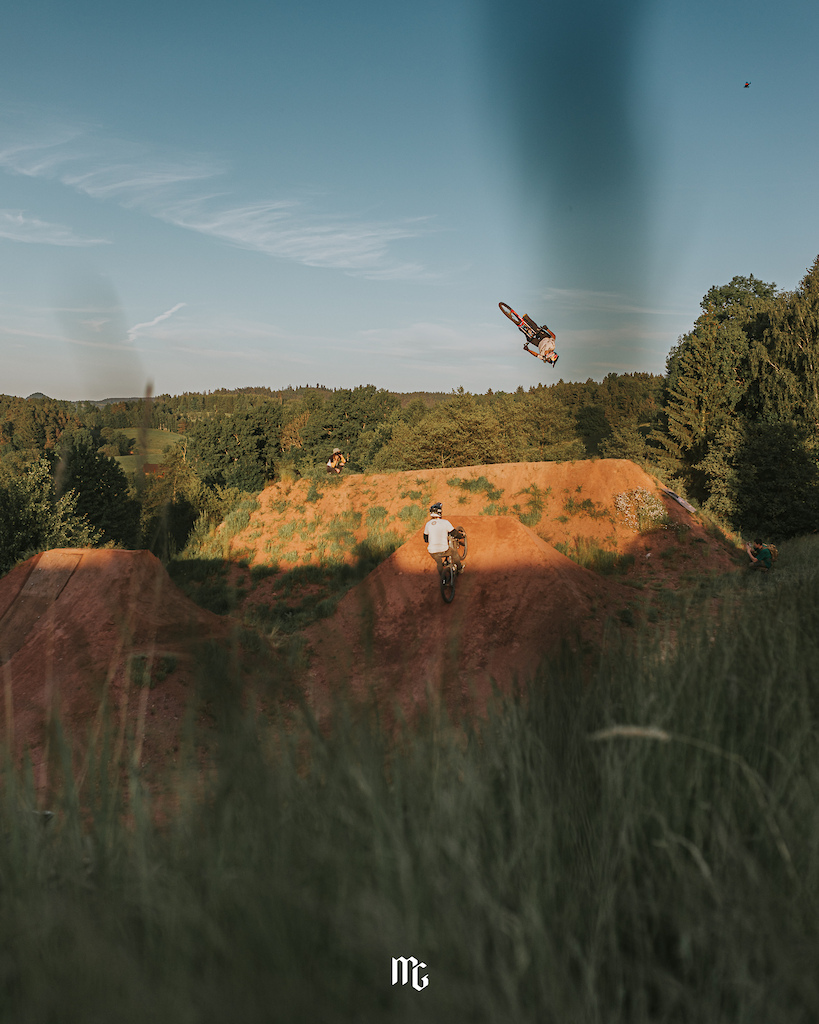 Sunset madness at Fest Sessions Polska Witnessed mind-blowing stunts as some of the world s top riders soared over massive jumps The golden hour added a breathtaking aura to these action-packed moments. Thanks to szymongodziek for organizing this epic event that pushes the boundaries of what s possible on two wheels. Grateful for the opportunity to capture these jaw-dropping feats.