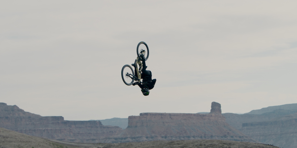 Framegrab from Yeti Cycles Dust to Dust