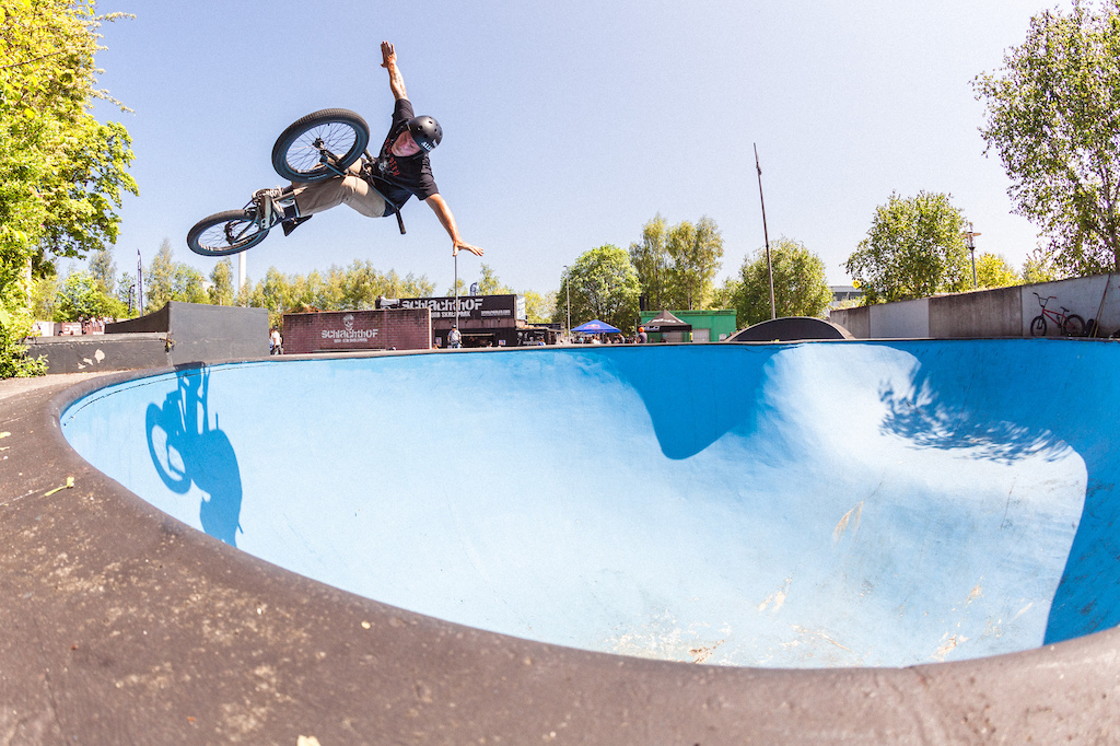 Yes there is also a concrete bowl at the Schlachthof. Alessandro with a NoHand.