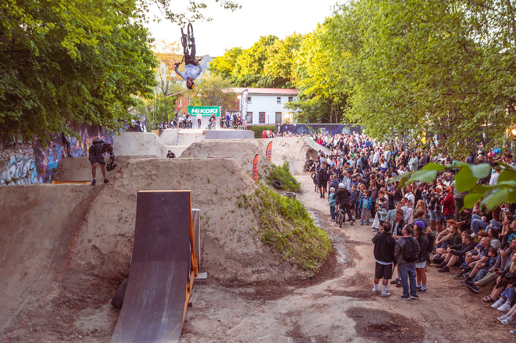 The grand finale of Saturday evening is always the Dirt Contest at the Butcher Jam. Anyone can participate in this contest and it follows a jam format. Essentially the Dirt Contest is a big party where riders showcase their best tricks and the spectators cheer as loudly as they can.