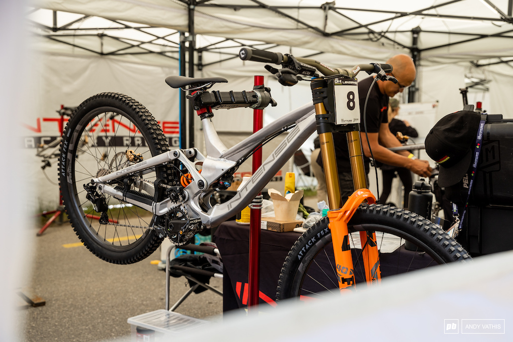 A look at Aaron Gwin s rig.