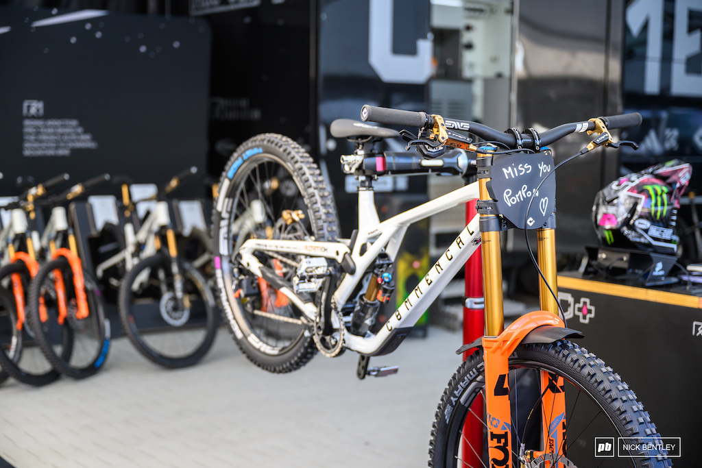 A nice touch from the Commencal Muc-off team I think everyone is missing pom pom at this round of the world cup