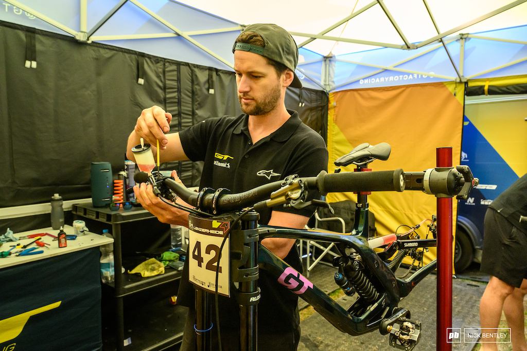 brake bleed for Wyn Masters Privateer project rider here in Lenzerheide its safe to say Roger Vieria was pretty happy he didn t have to be working on his own bike and racing this weekend