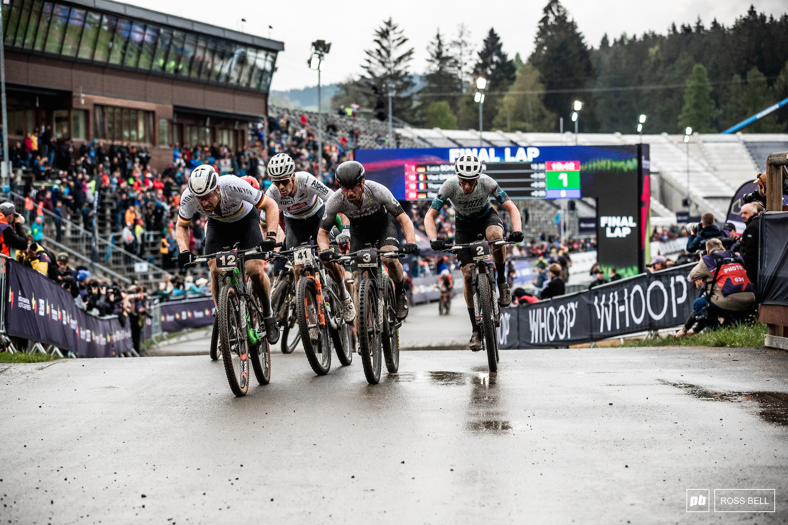 The elite men head out for their final lap.