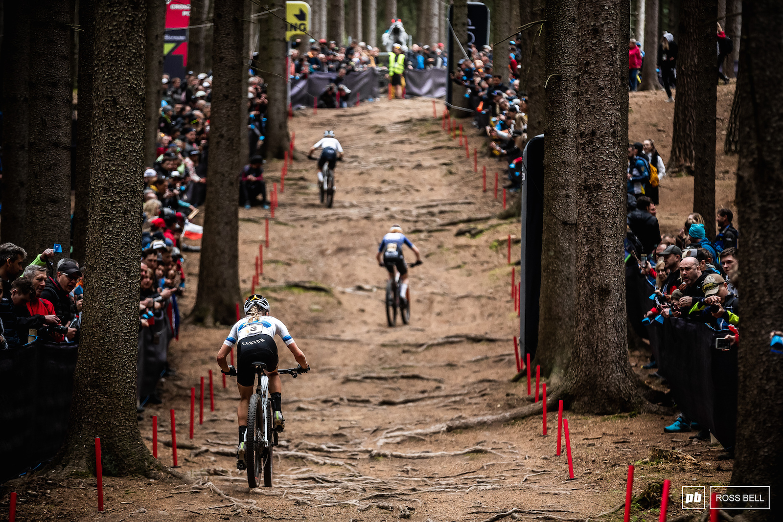 Loana Lecomte with Pauline Ferrand Prevot and Puck Pieterse in her sights.