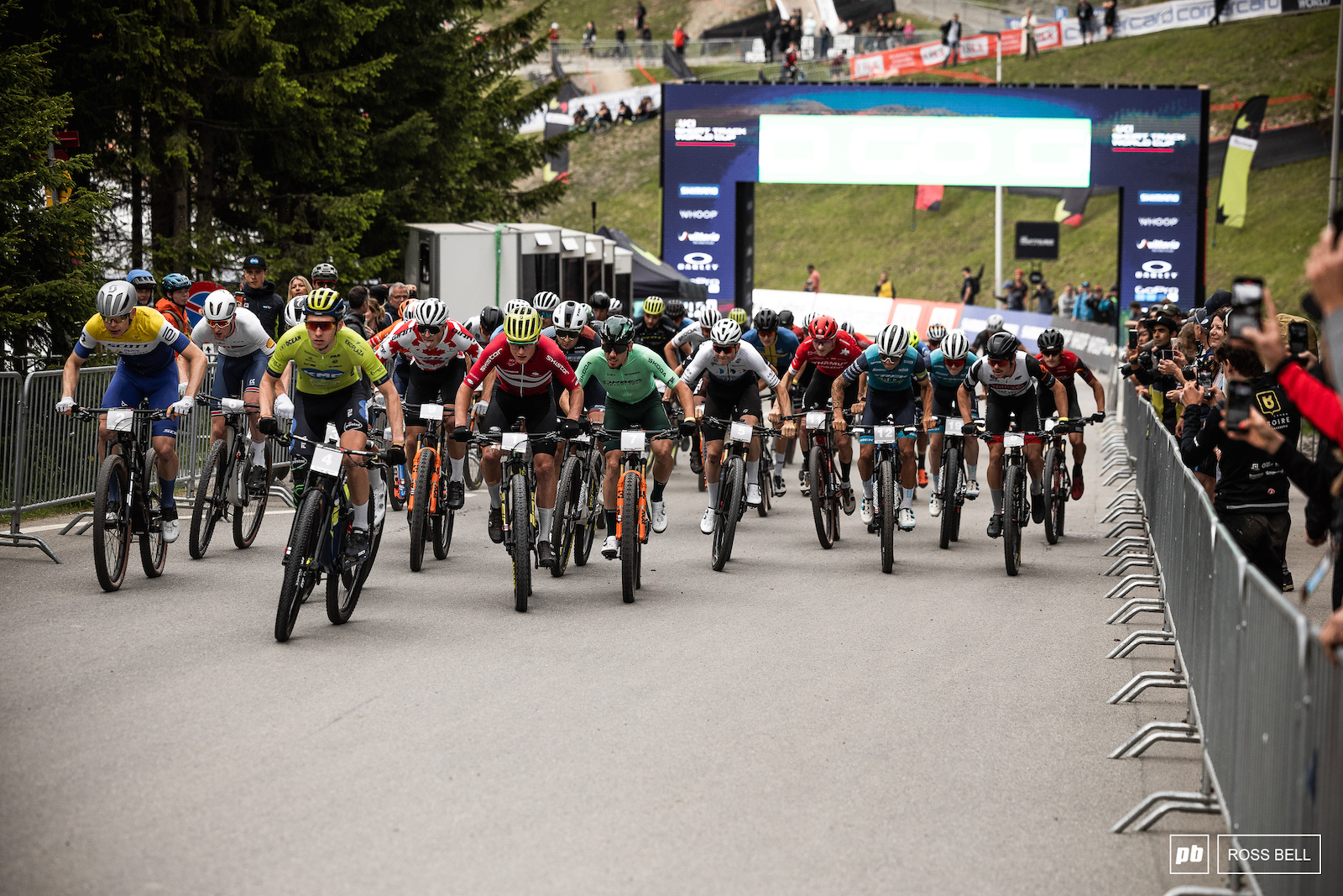 The U23 men head out on their start lap.