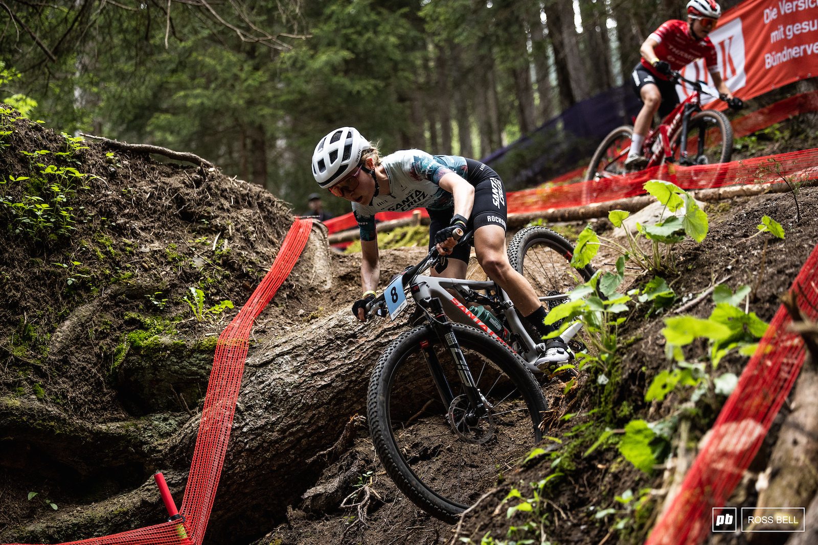 Sara Cortinovis opts for the the steep chute whilst Ronja Bl chlinger attempts to pass her going the long way round.