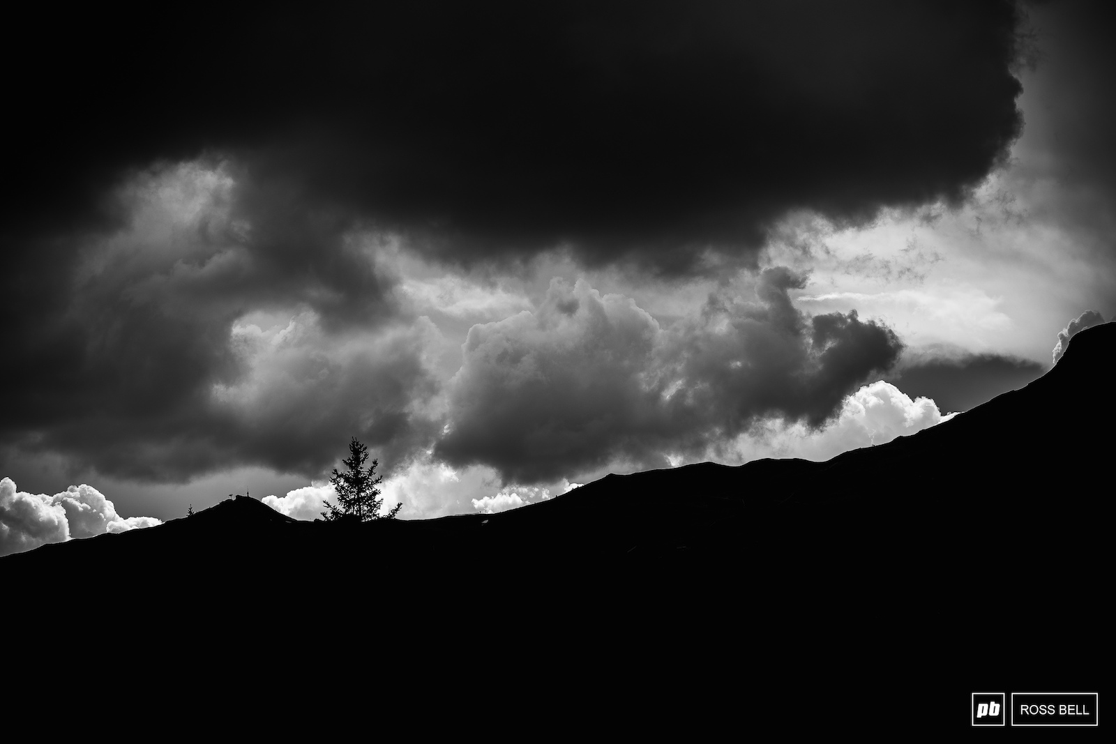 The weather loomed large at the start of the men s race but it ended in only a brief shower on the opening lap.